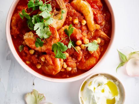 Stoofpotje van kikkererwten, tomaat en scampi's