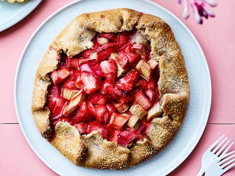 Aardbeien en rabarber-galette