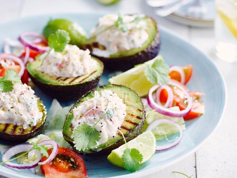 gegrilde avocado_s met pittige krab
