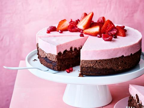 Chocoladetaart met mousse van mokka en aardbeien