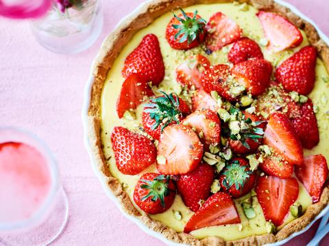 Aardbeientaart met pudding en pistachenoten