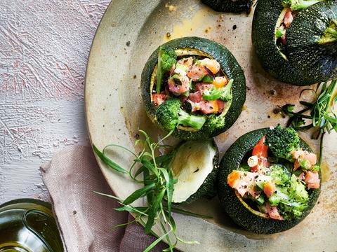 Bolcourgettes met warmgerookte zalm en broccoli
