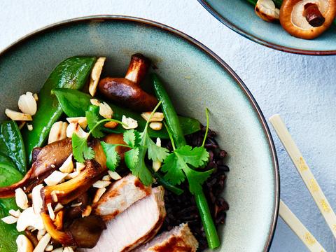 Zwarte rijst met kalfslapje, boontjes en champignons