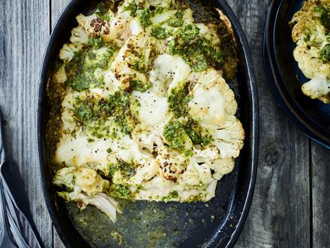Kalkoenlapjes met bloemkool en pesto