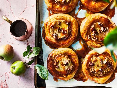 Appelbrioches met gezouten karamelsaus