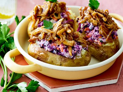 Gepofte aardappelen met koolsla en pulled chicken