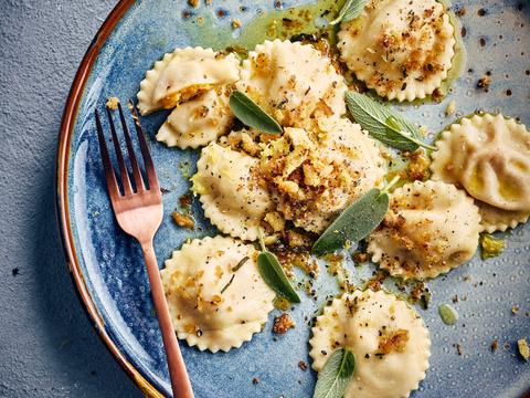 Ravioli met pompoen, gedroogde ham en salie