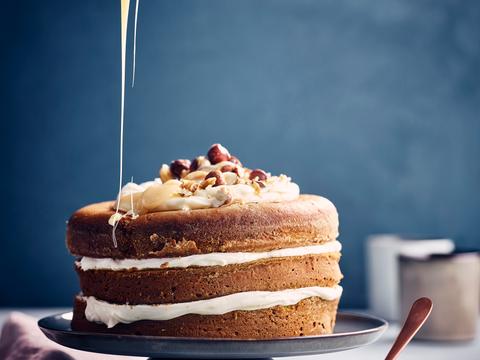 Pompoen-layercake met roomkaas en gezouten karamel