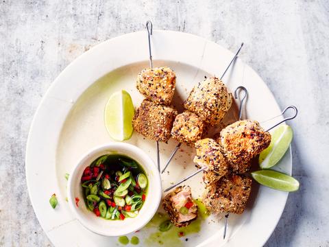 gepaneerde zalmblokjes met miso en sesam