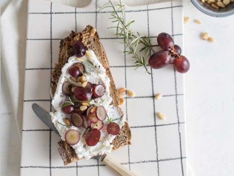 Toast met ricotta en blauwe druiven van Sandra Bekkari
