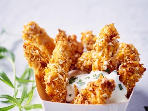 Krokante kippennuggets met knoflook-yoghurtsaus