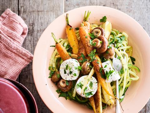 Courgetti met geitenkaas en gegrilde wintergroenten