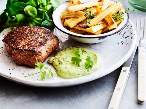 Steak met pastinaakfrietjes