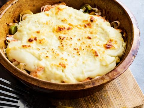 Prei-zalmgratin met bloemkoolbechamel
