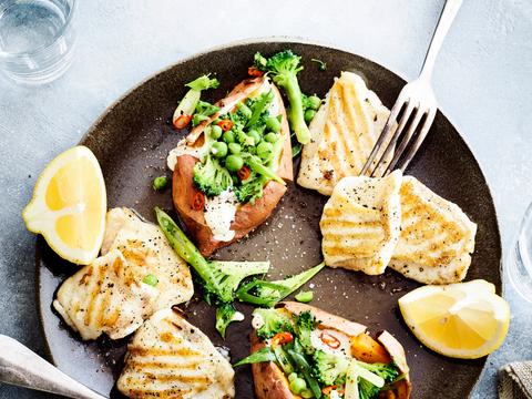 Gevulde zoete aardappel met gegrilde vis