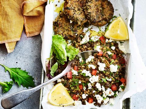 Linzensalade met groenteburgers