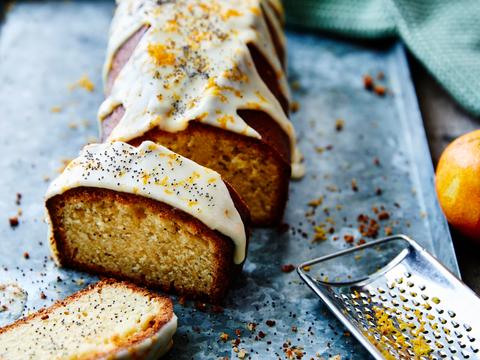 Klassieke cake met maanzaad en mandarijnglazuur