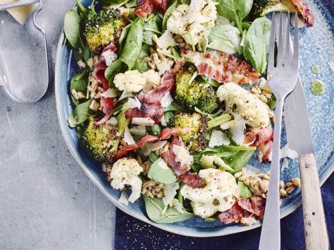 Salade de brocoli et chou-fleur grillés et lard