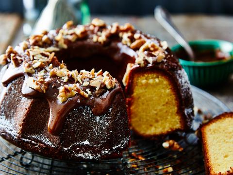 Vanillecake met gezouten karamel en nootjes