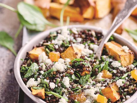 Linzensalade met zoete aardappel, gedroogde abrikozen en fetacrumble
