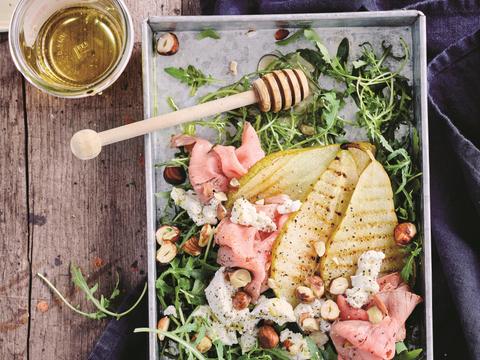 Rucolasalade met gegrilde peer, rosbief, geitenkaas en hazelnoten