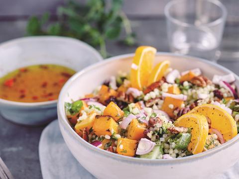 Parelcouscoussalade met gegrilde pompoen, sinaasappel en pecannoten