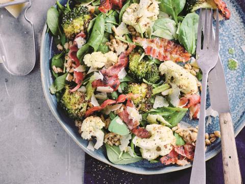 Geroosterde broccoli- en bloemkoolsalade met spek