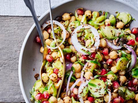 salade van fijngesneden spruitjes met kikkererwten en granaatappel