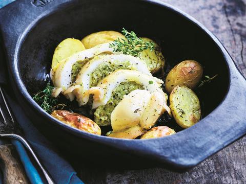 Gevulde zeekat met courgette en rode ui