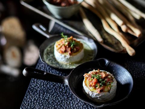 Broodstengels met brie uit de oven