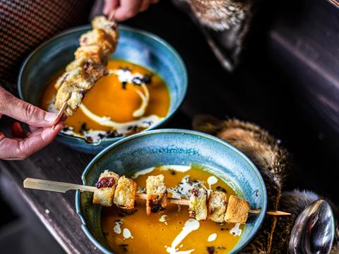 pompoen-kerriesoep met croutons van rozijnenbrood