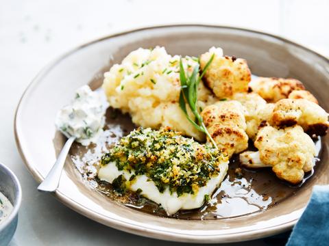 schelvis onder kruidenkorst met bloemkoolpuree en remouladesaus
