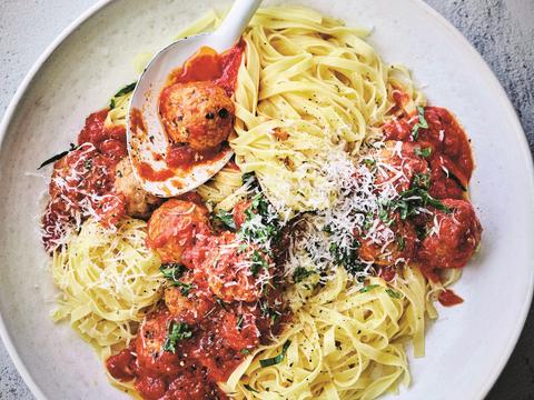Tagliatelle met balletjes in tomatensaus