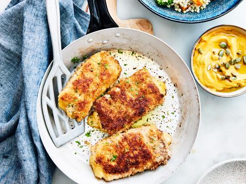 cordon bleu met parelcouscous en geroosterde wintergroenten