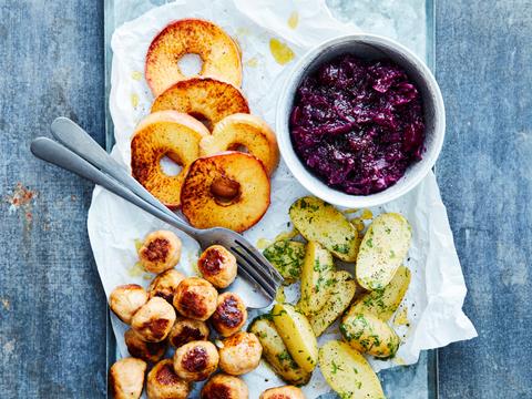 kipballetjes met peterseliepatatjes, rodekool en appelringen