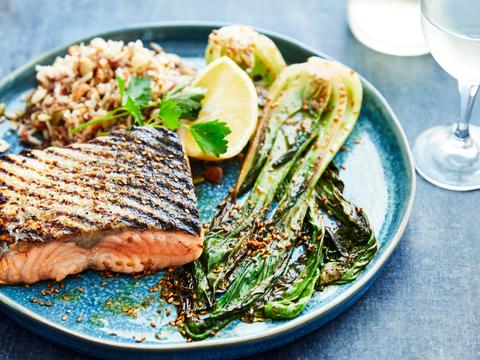 op vel gegrilde zalm met gelakte paksoi en notenrijst