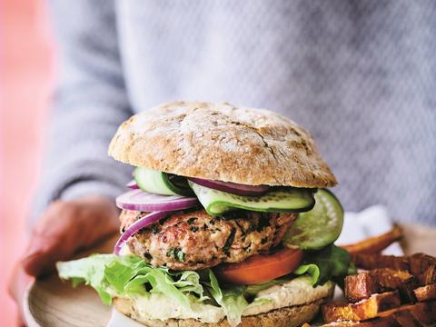 Kalfsburger met hummus en frietjes van zoete aardappel
