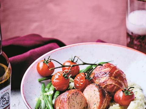 Minigehaktbroodje met spek, boontjes en puree