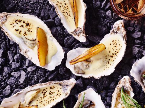 Oesters met mousseline en gekaramelliseerde peer