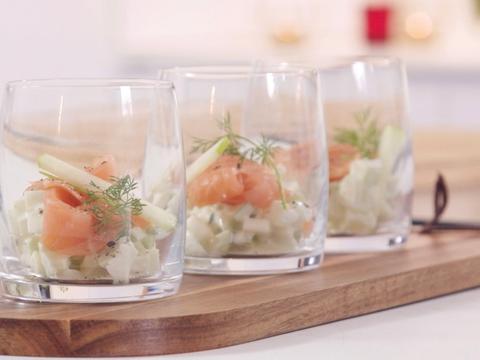 Glaasje gerookte zalm en appel