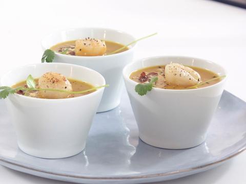Zoete aardappelsoep met sint-jakobsvruchten