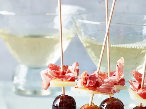 spiesje met druifjes, manchego en karamel