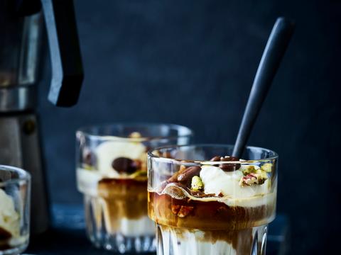 Affogato met noten, gedroogde dadels en vijgen