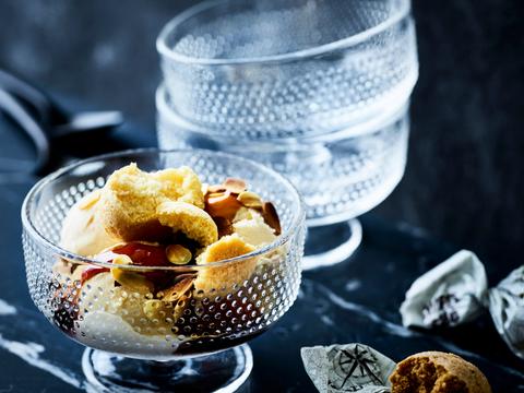 Karamelijs met amandelen en amarettikoekjes