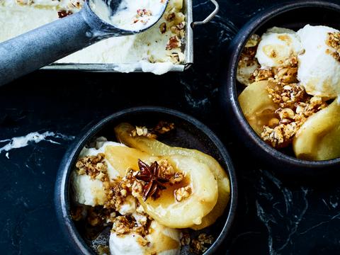 Yoghurt-perenijs met kruidensiroop