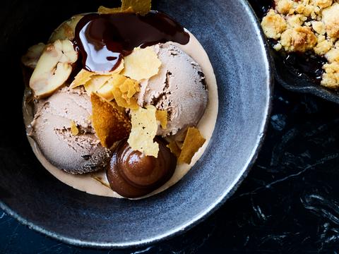 Chocolade-ijs met kastanjecrème