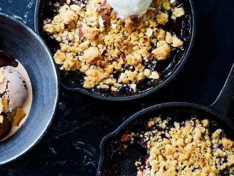 Vanille-ijs met kersencrumble