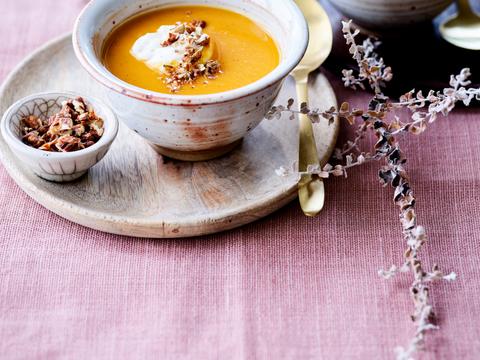 Pompoensoep met gekruide pecannoten