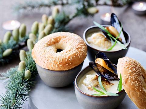 Vissoep met mosselen en bagels