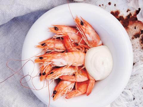 roze garnalen met aioli